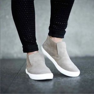 Dolce Vita Xavier grey suede slip on sneakers size 7